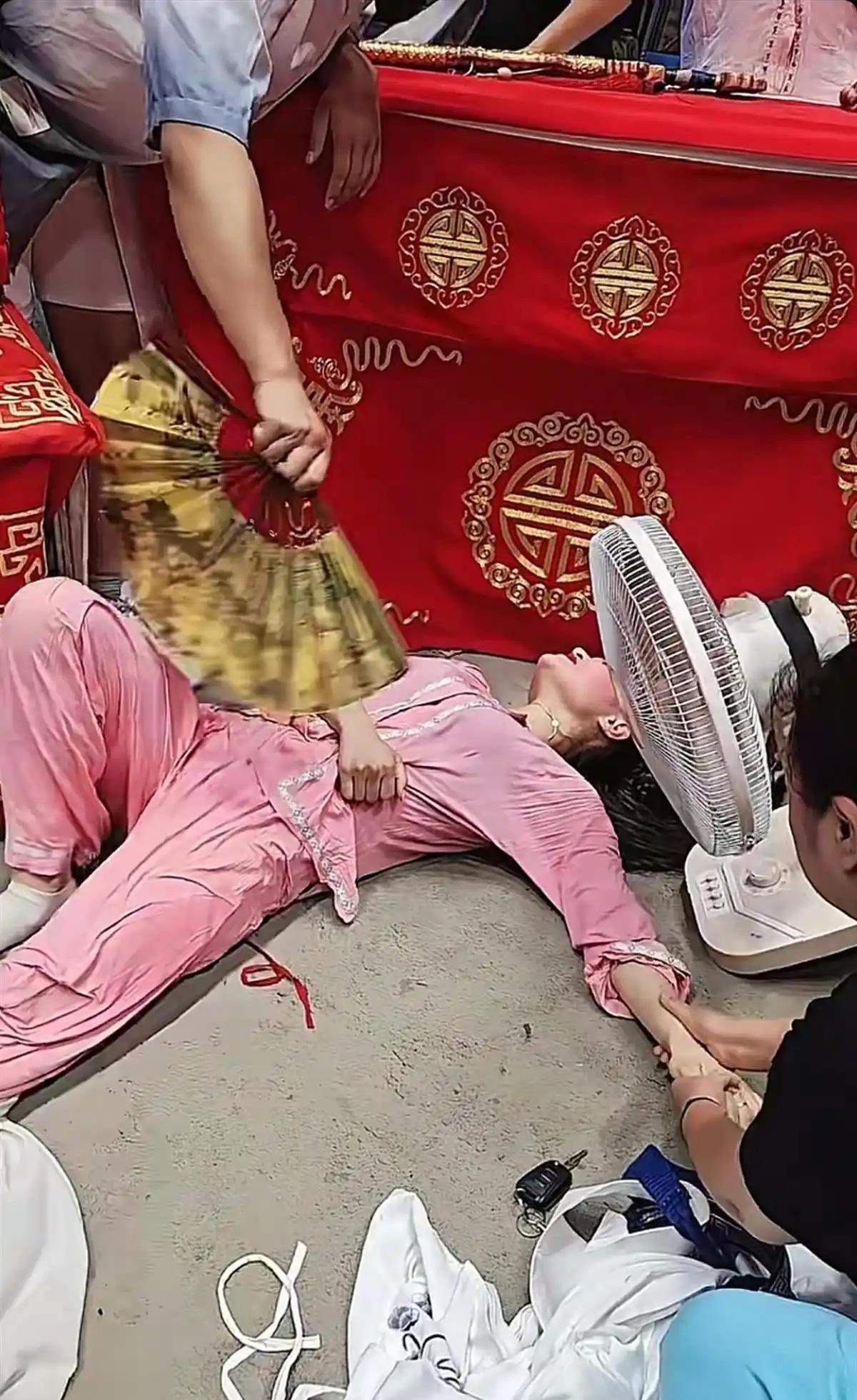 看着太心疼了！河南，一位豫剧演员在铁皮房近50度的环境下演出2个小时，刚刚谢幕下