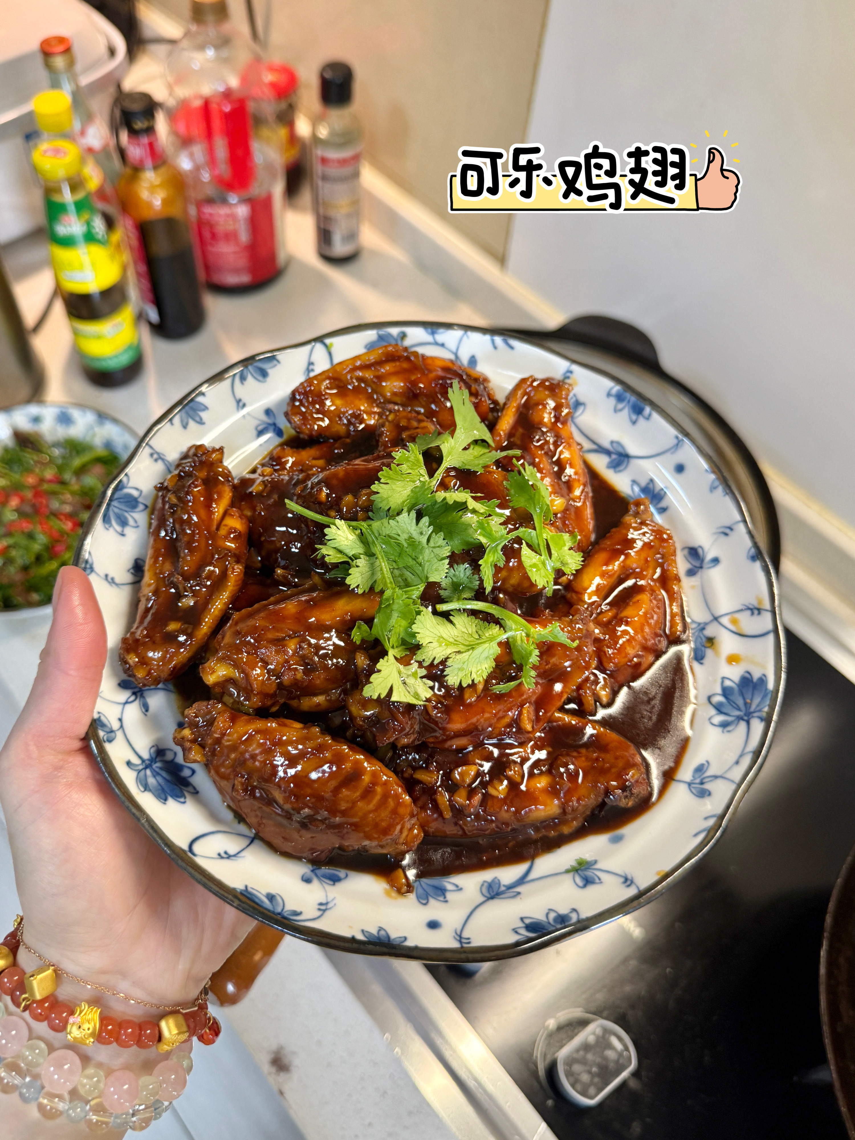 颤抖吧本人的厨艺已经进入了全新境界我贡献了两个菜：香菜凉拌牛肉🐮、可乐鸡翅?