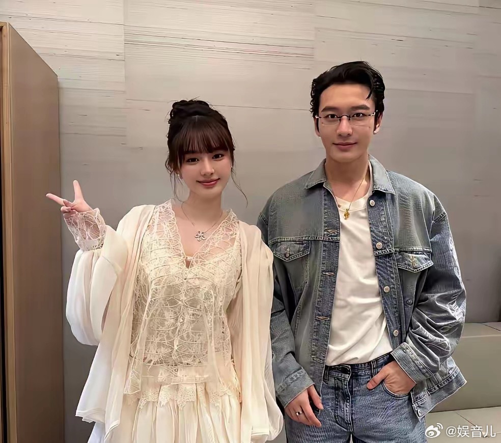 48岁黄晓明现身新加坡环球影城，身边26岁女友胡冉儿一亮相，直接掀起全网热议！一