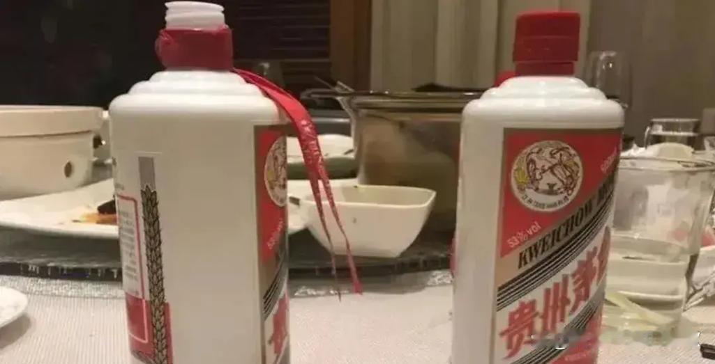 长沙男子豪掷四瓶茅台“掉包事件”全纪录：喝酒不忘“追责”，服务员跑了！大家好