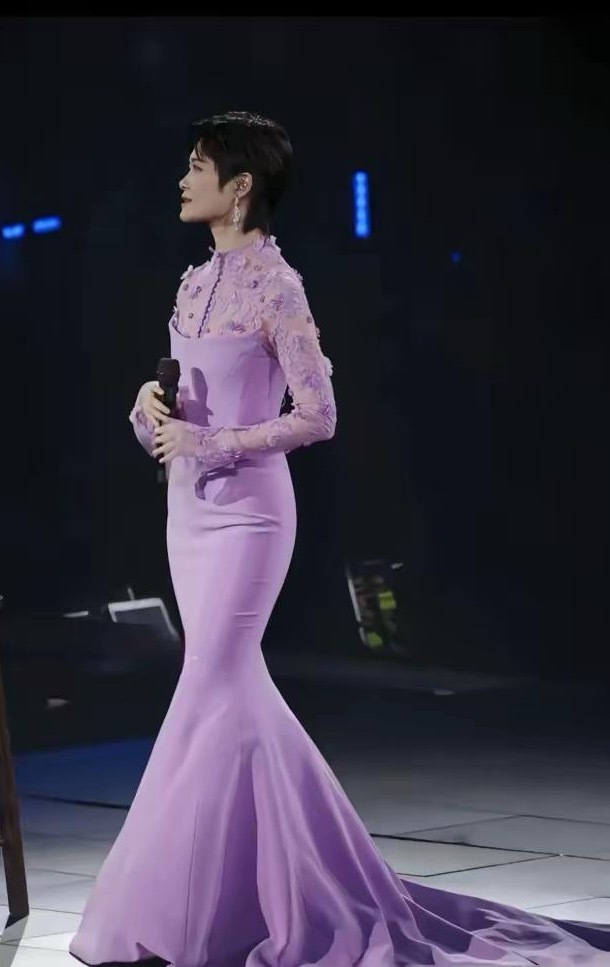 李宇春真的越来越女人，这身材太欧美了，看起来除了短发，身材真的特别好。李宇春年轻