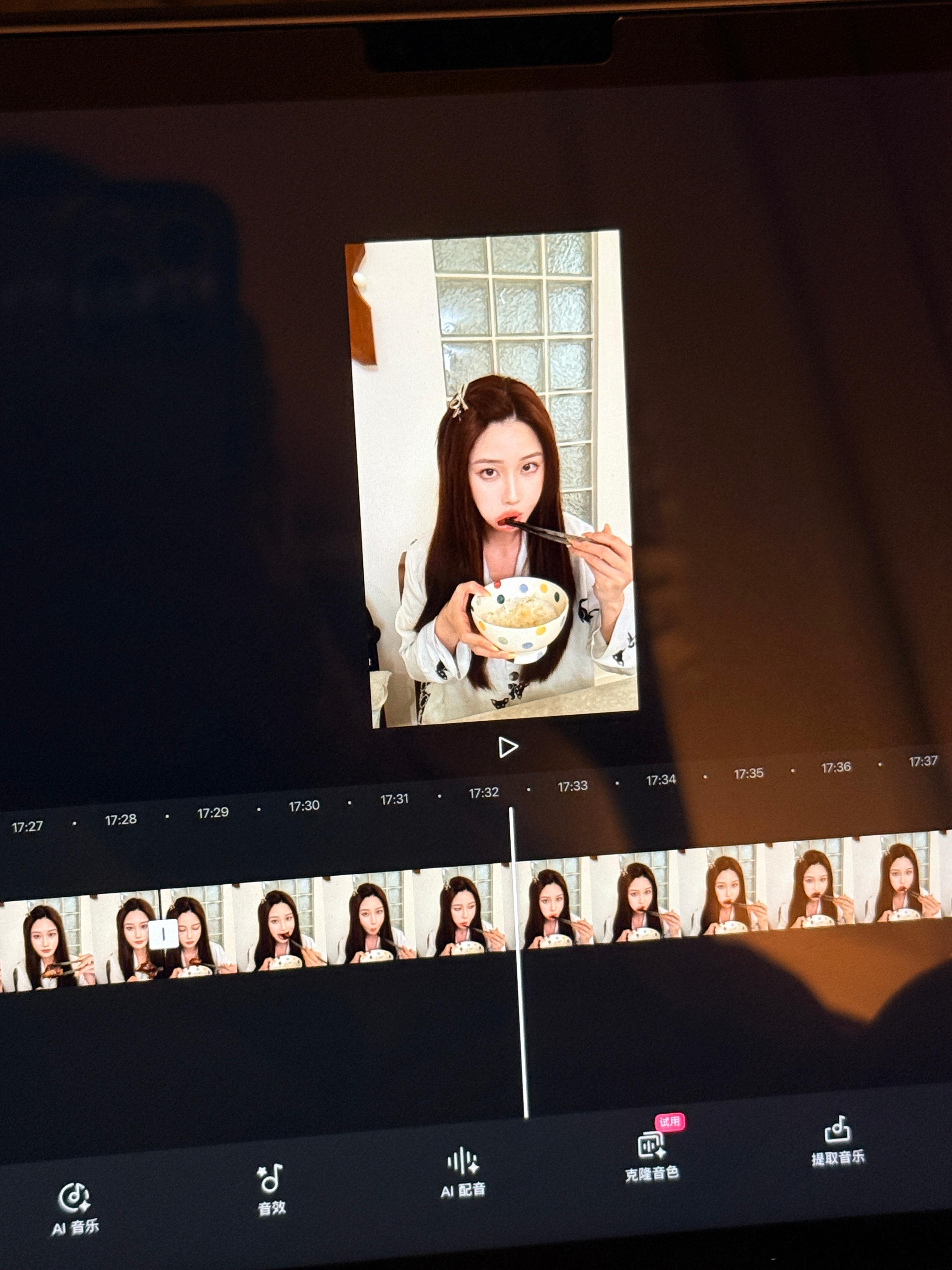 昨天晚上边剪视频边爆笑，明明排骨做的很脱骨，但我因为牙口不好啃的特别费劲好像没炖