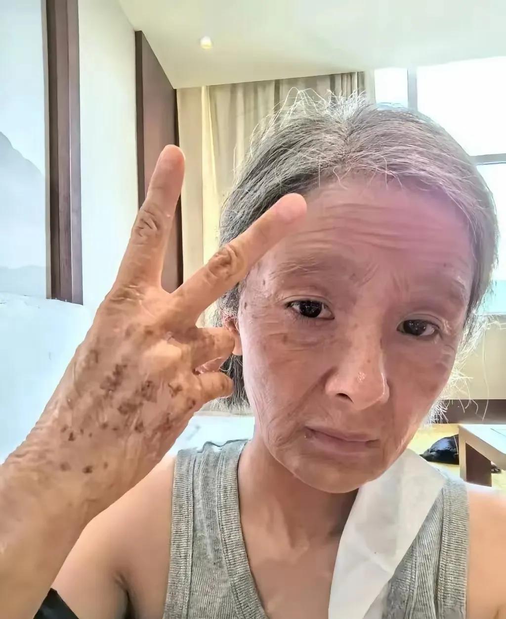 杨幂要是老成这样，那所有的女人都会因为衰老而焦虑，这简直就是一场灾难！人家好歹是