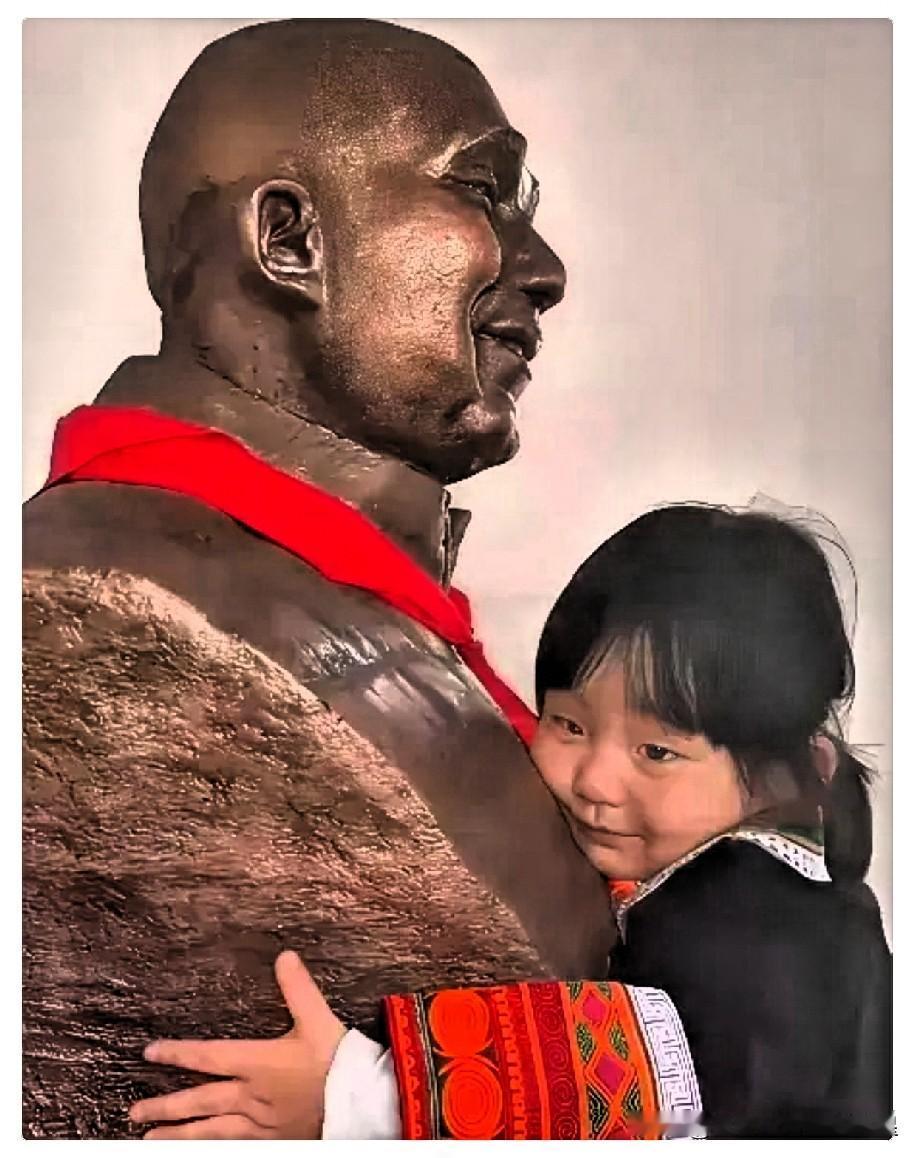 四川成都一位妈妈带着3岁女儿去大凉山，走到一座石像前，小女孩突然挣脱妈妈的手跑过