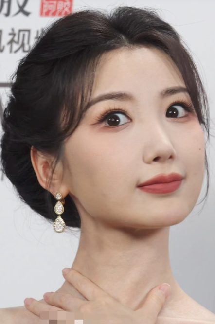 一看见毛晓彤的眼睛就开心，布灵布灵的很漂亮