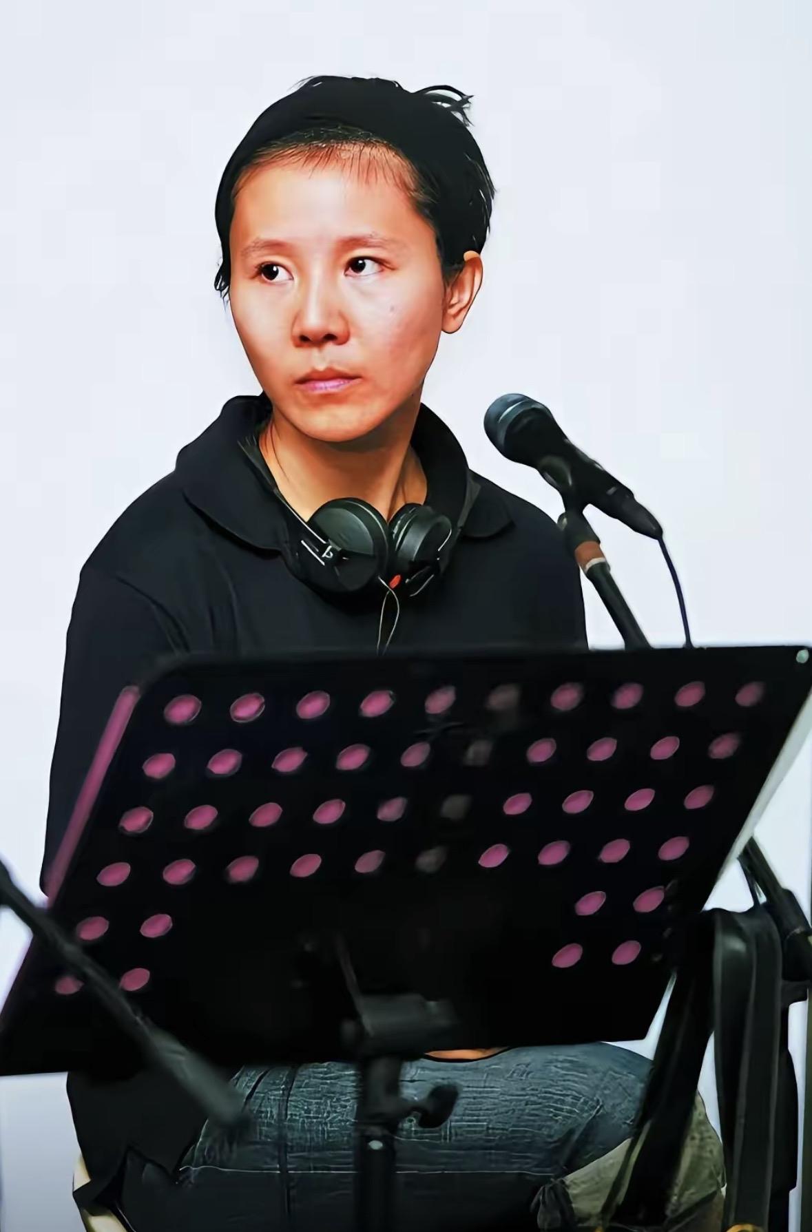 窦颖，出生于音乐世家，父亲是民乐演奏家，哥哥和堂兄则是摇滚圈中的佼佼者。她从小在