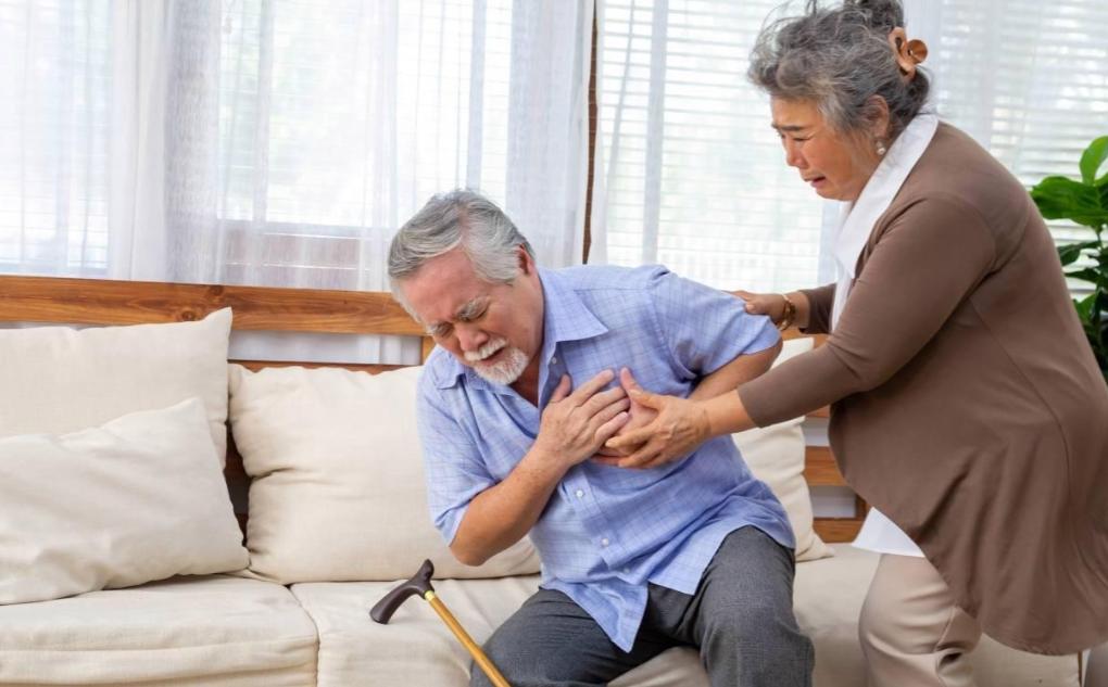 医生劝告:一旦吃上降压药，这4种食物必须戒掉，继续吃有心梗风险吃上降压药，很