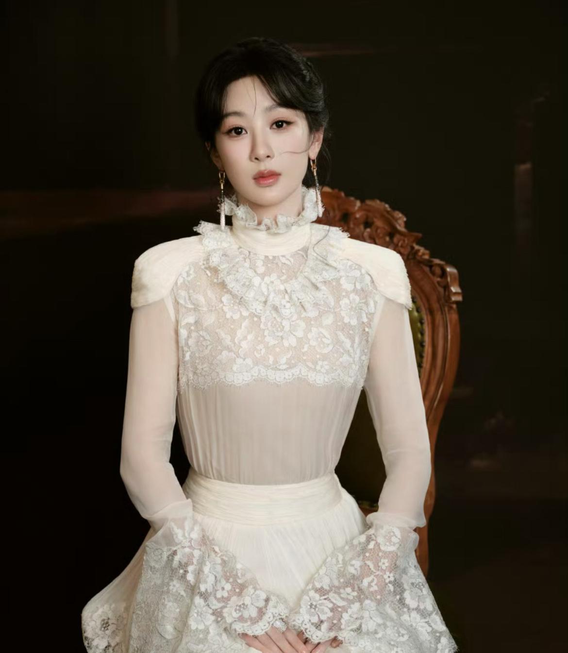 不是我说啊，她这衣服，没几个人能驾驭啊幸好杨紫是天鹅颈，但凡脖子短点的穿这件都