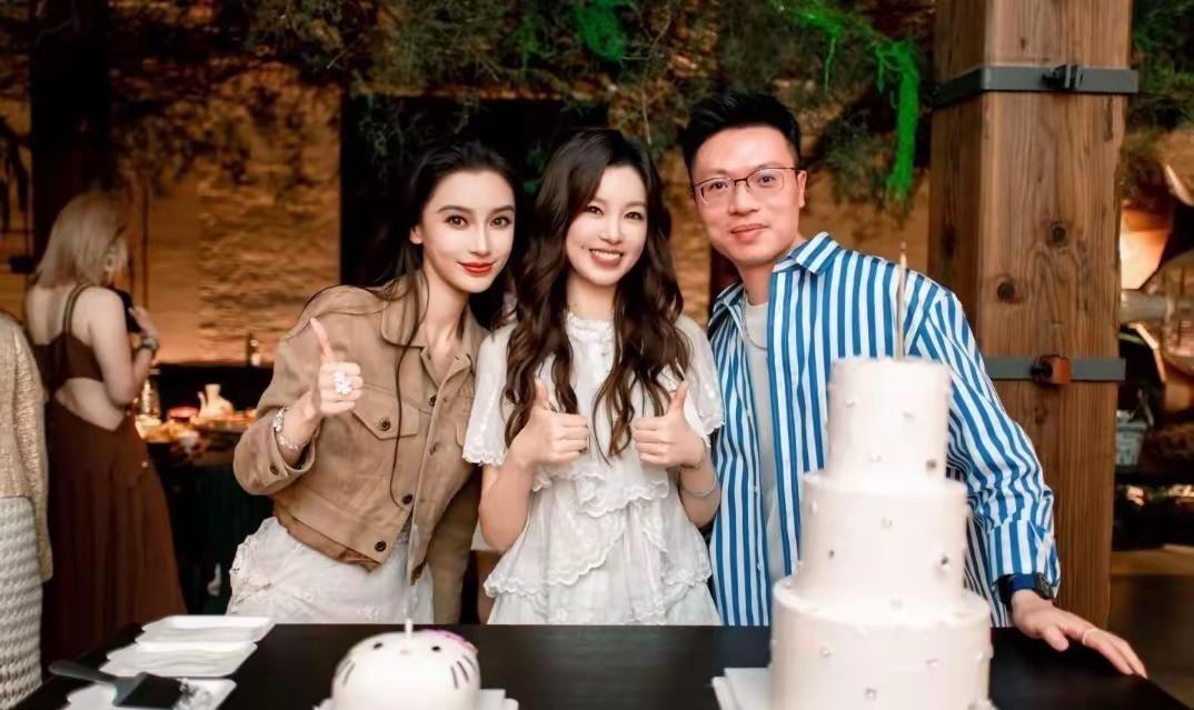 13万的手镯往手腕上一戴，miumiu小外套一披，杨颖这次现身红蜻蜓女老板的生日