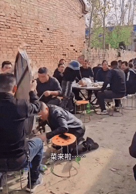 为了拍短视频也是拼了！连这桌子菜都破上了……这哥们不是来上菜的是来搞笑的