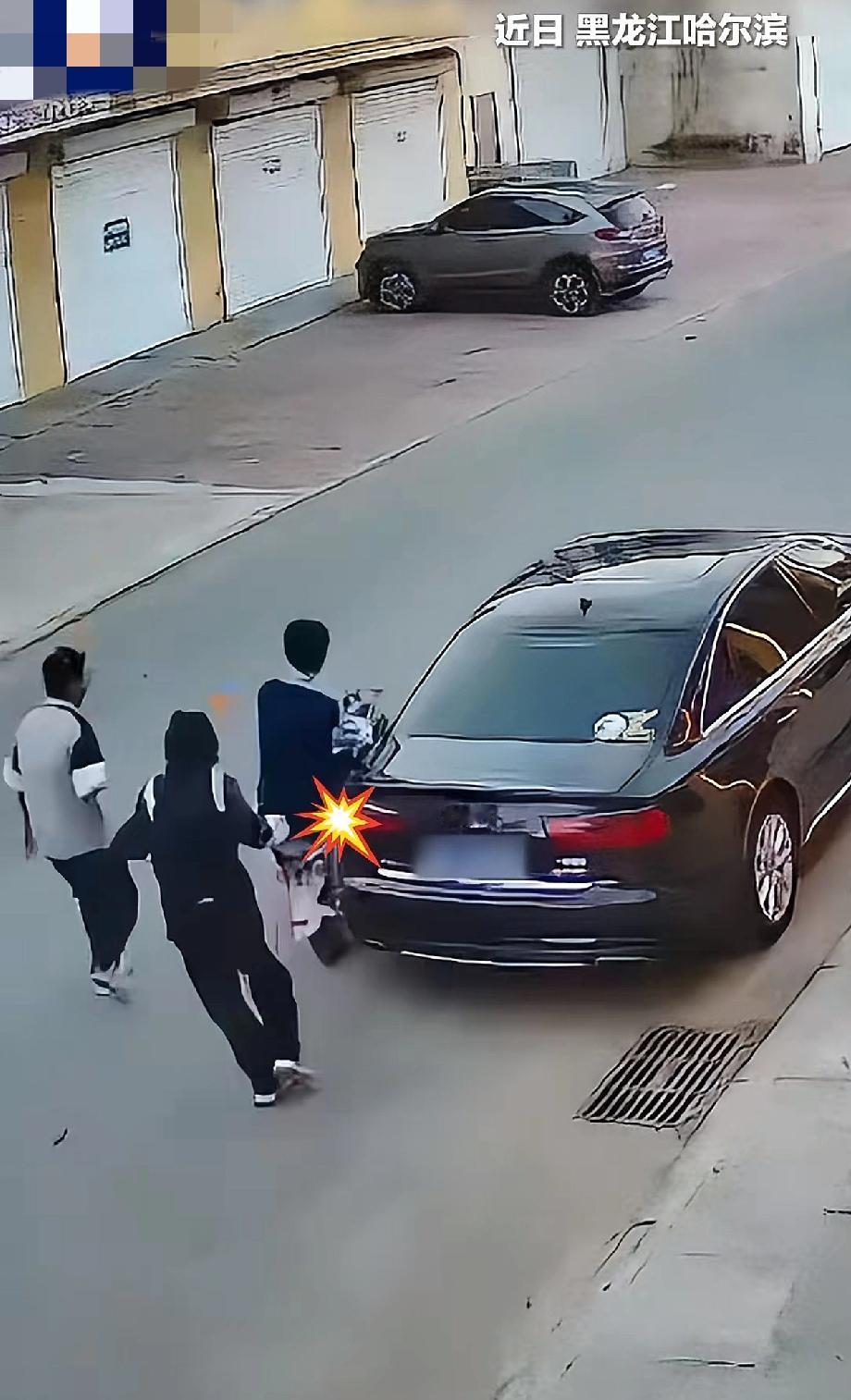 “这下好了，全国人民都知道了！”黑龙江哈尔滨几名中学生在路上嬉戏打闹，其中一名穿
