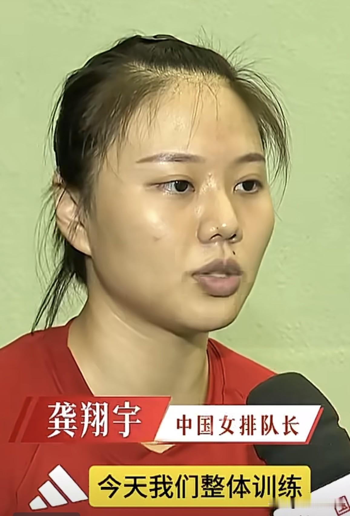 中国女排对这枚亚运会金牌真的非常渴望！队长龚翔宇接受央视记者采访时，提到1/4决