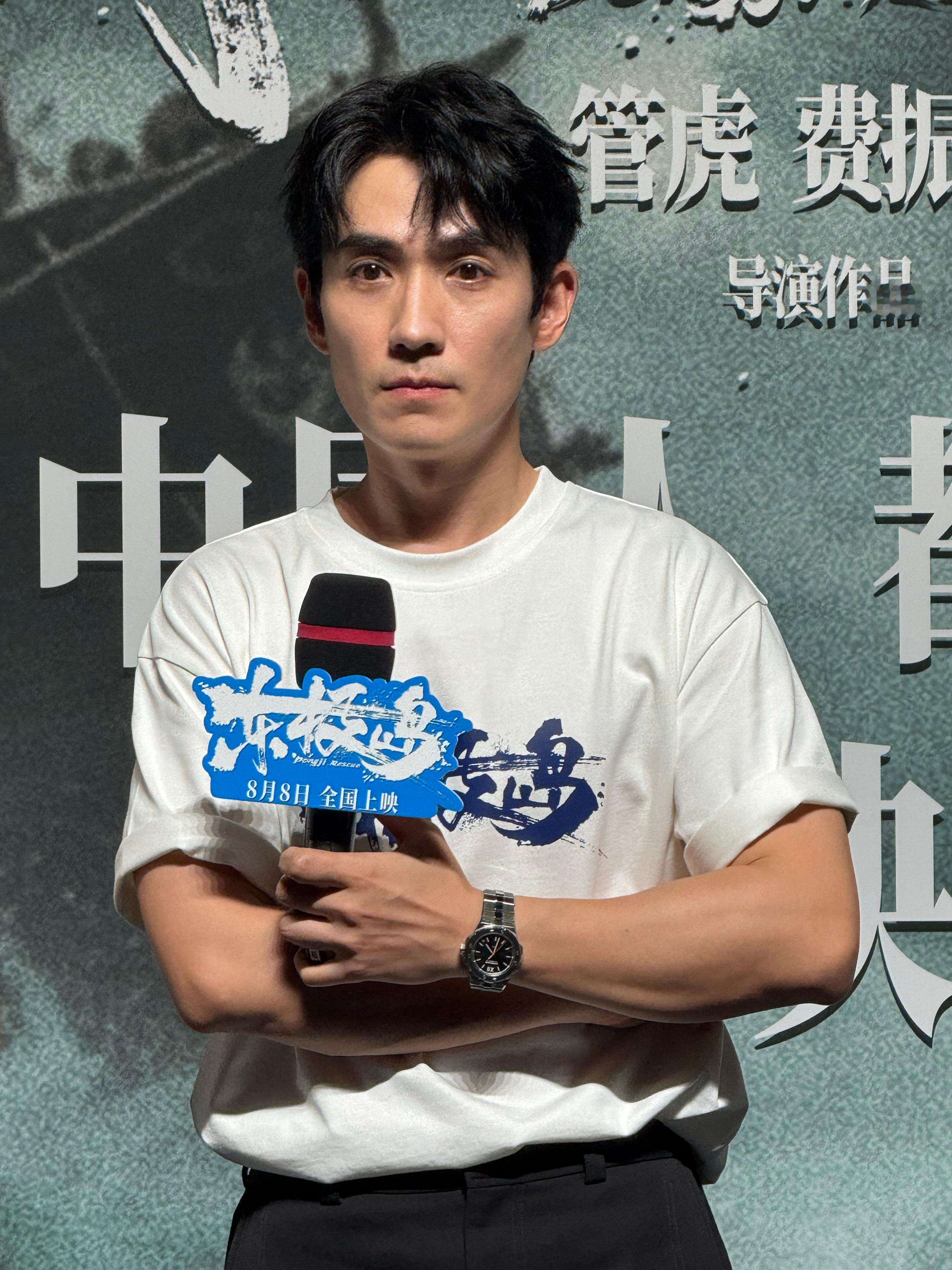 朱一龙先生非常厉害。非常努力拼命。而且保养的很好。眼神很清澈通透。我是跟他最