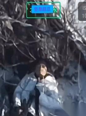 雪地里，一个兵，靠着树，动不了了。他没等敌人来，也没等死神，自己抬手，给了自己