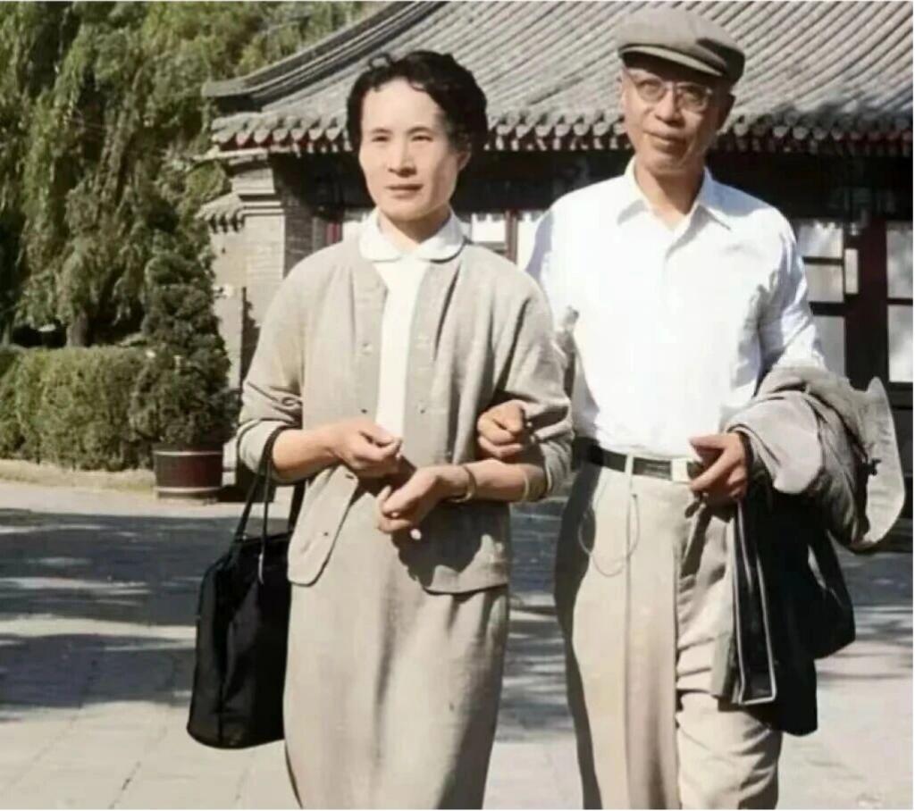 清朝末代皇帝爱新觉罗·溥仪一生历经五次婚姻，李淑贤是他最后一任妻子。二人的结合离