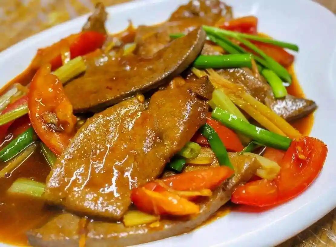 脑梗的人最害怕的4种食物第一种：猪肝、脑花第二种：腊肉、咸菜第三种：油