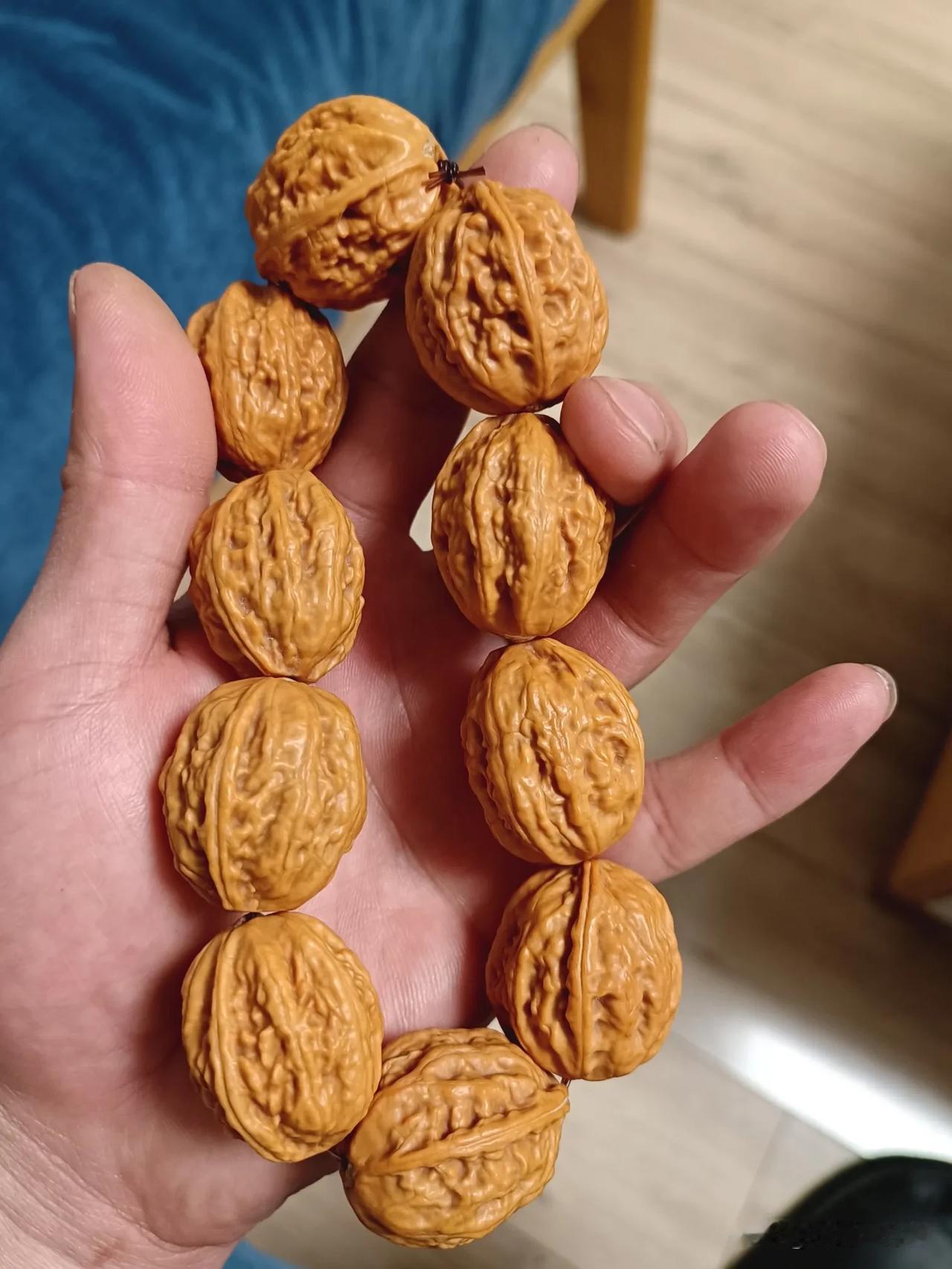 日思夜盼的核桃手持手串终于到了！大家看看这品相怎么样？偶然刷到一个卖核桃手串的