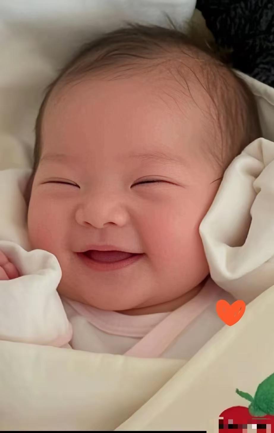 明天孙女就满月了，孩子办满月酒，不管哪方面的随礼都是给孩子的，都应该给儿媳妇。就