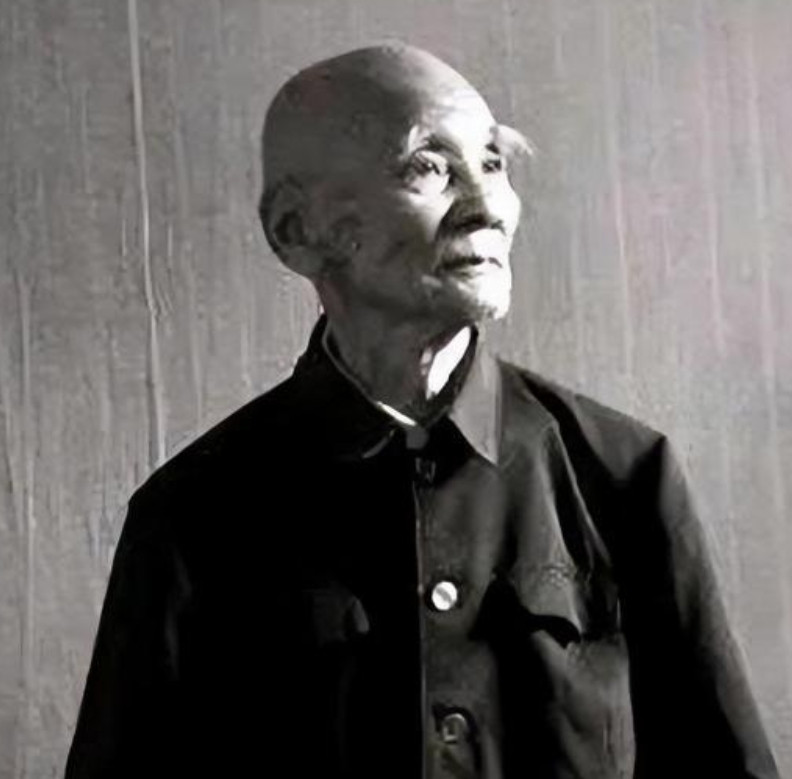 1946年，6000解放军被三万敌人包围，为了不泄露机密，旅长下令烧毁全部文件，