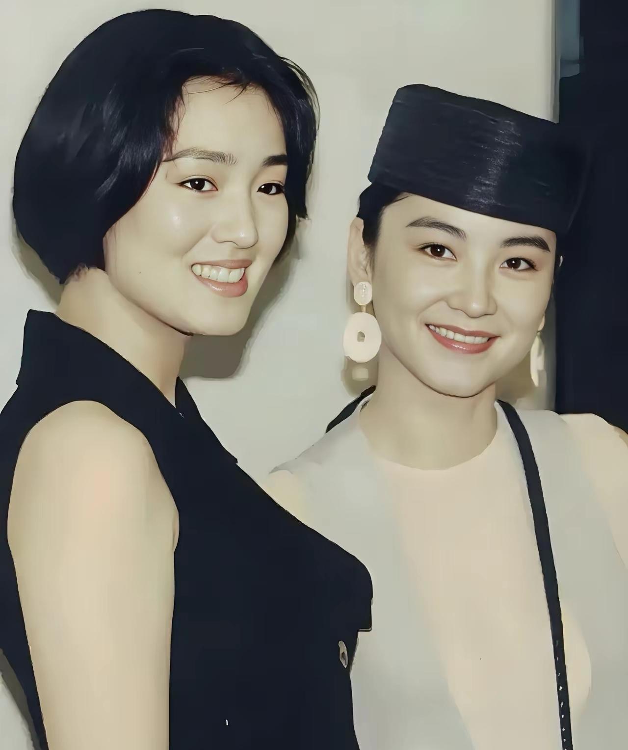 张艺谋曾感慨，巩俐是浑然天成的原生态美人，拒绝整容，褪去青涩后越年长越有韵味。