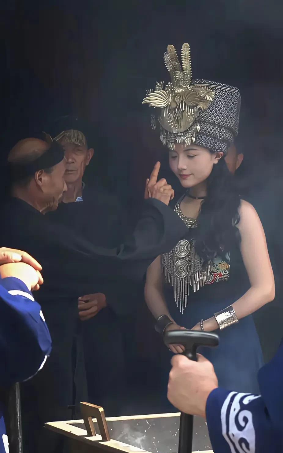 这是苗疆五毒教圣女晋升教主时的仪式，原来真的存在五毒教啊，还以为只是电视里演的呢