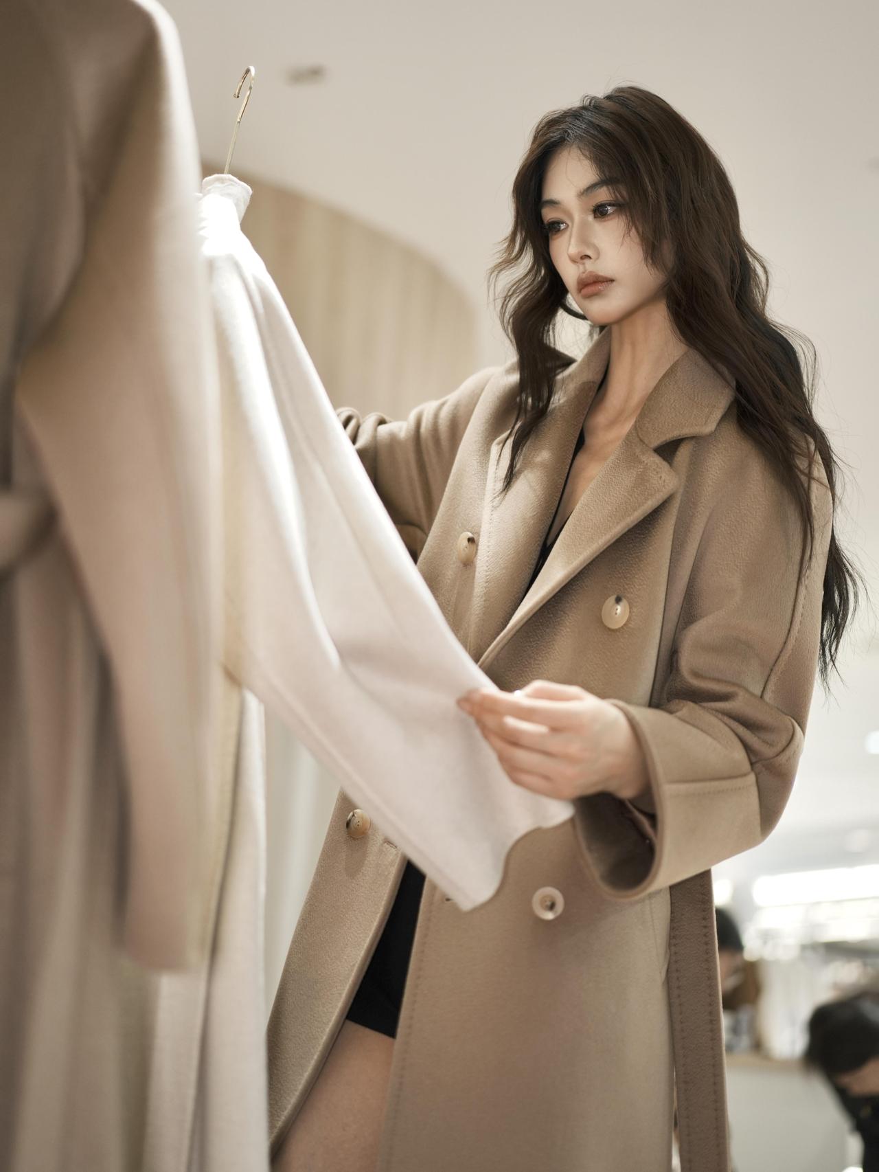 时尚商业人像的核心，是让“服装成为场景的延伸”。以时装店场景为例，无需刻意展现店