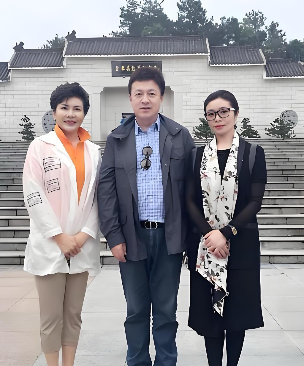 #合照留念#中间是著名歌唱家吕继宏，右边是李丹阳，左边的那位你知道是谁吗？