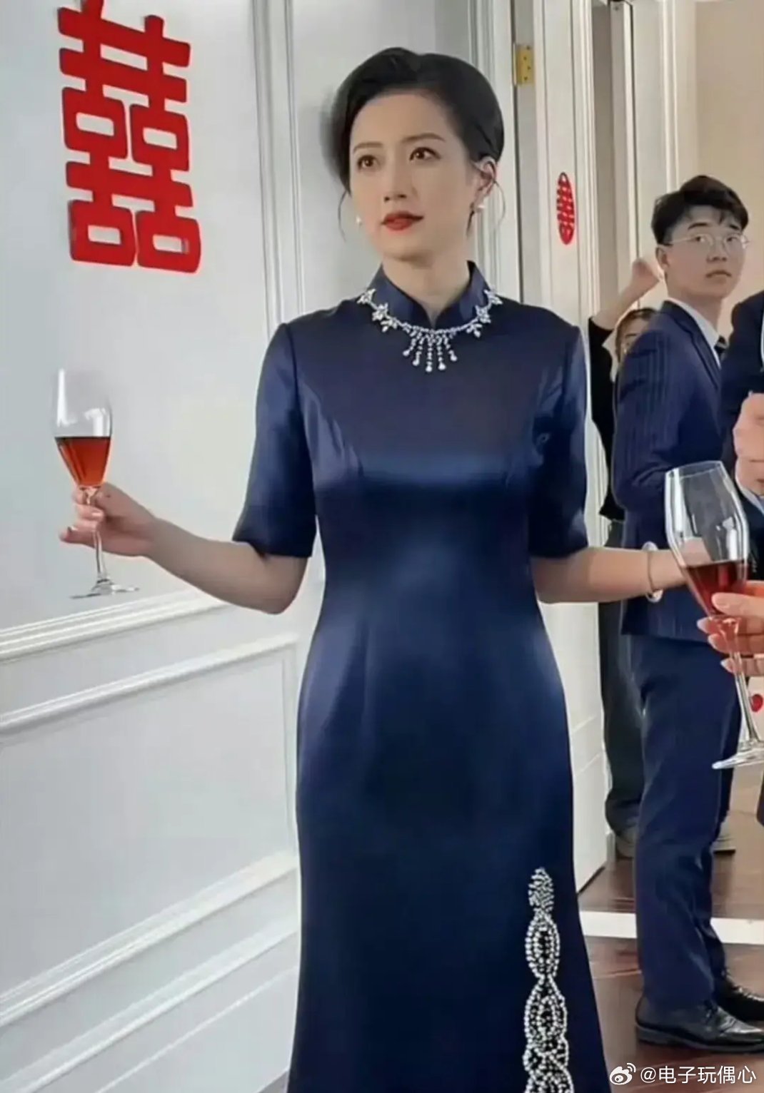 某地的婚礼，新娘却暗淡无光了，成了婆婆的主场！