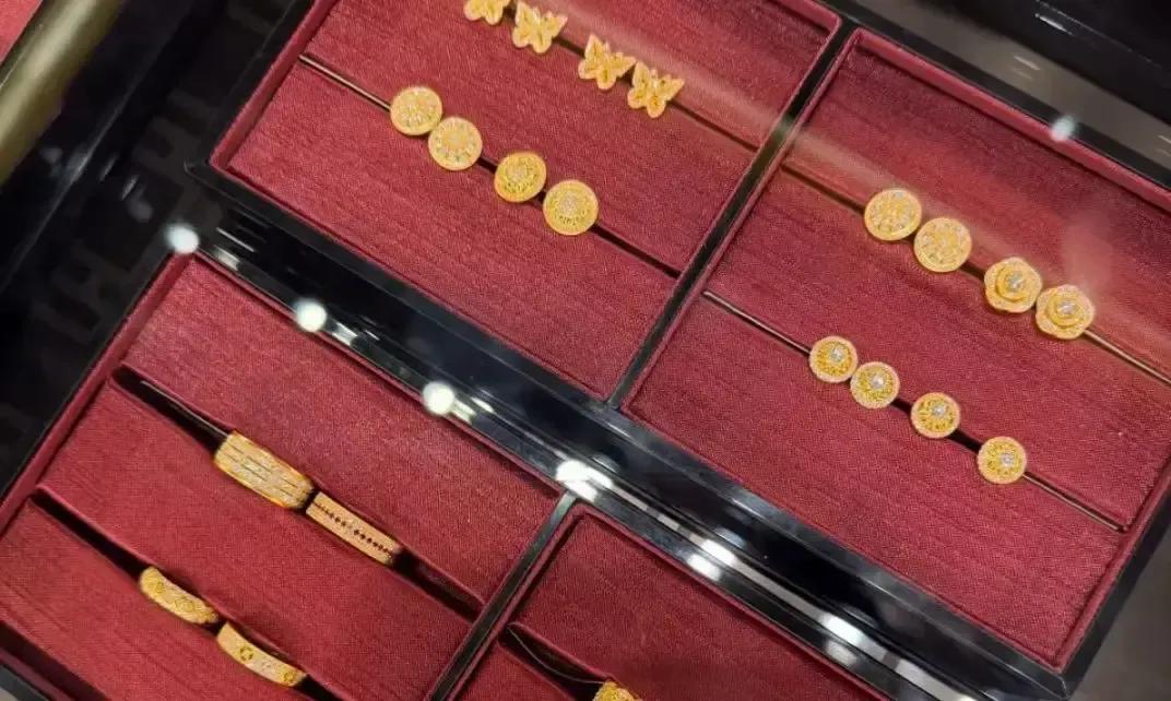 老铺黄金把金价标得比周大福贵三成，门口照样排队。SKP那家不到一百平的小店，一