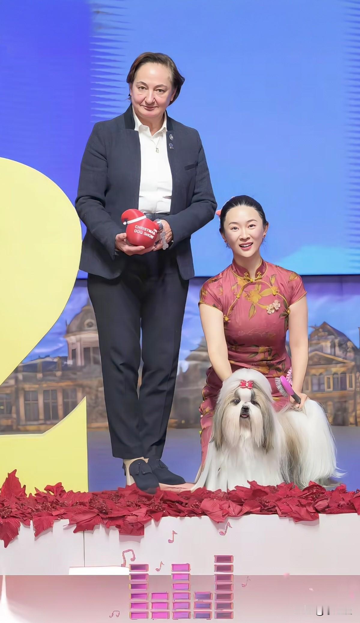 我宣布，内娱最狠的就是霍思燕了。万万没想到，顶流不接戏拍也不直播捞钱，居