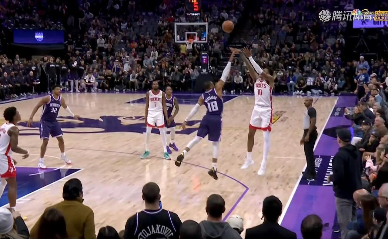 无奈！威少关键时刻又犯规！今天国王队主场对阵火箭队的加时赛最后15秒，双方战