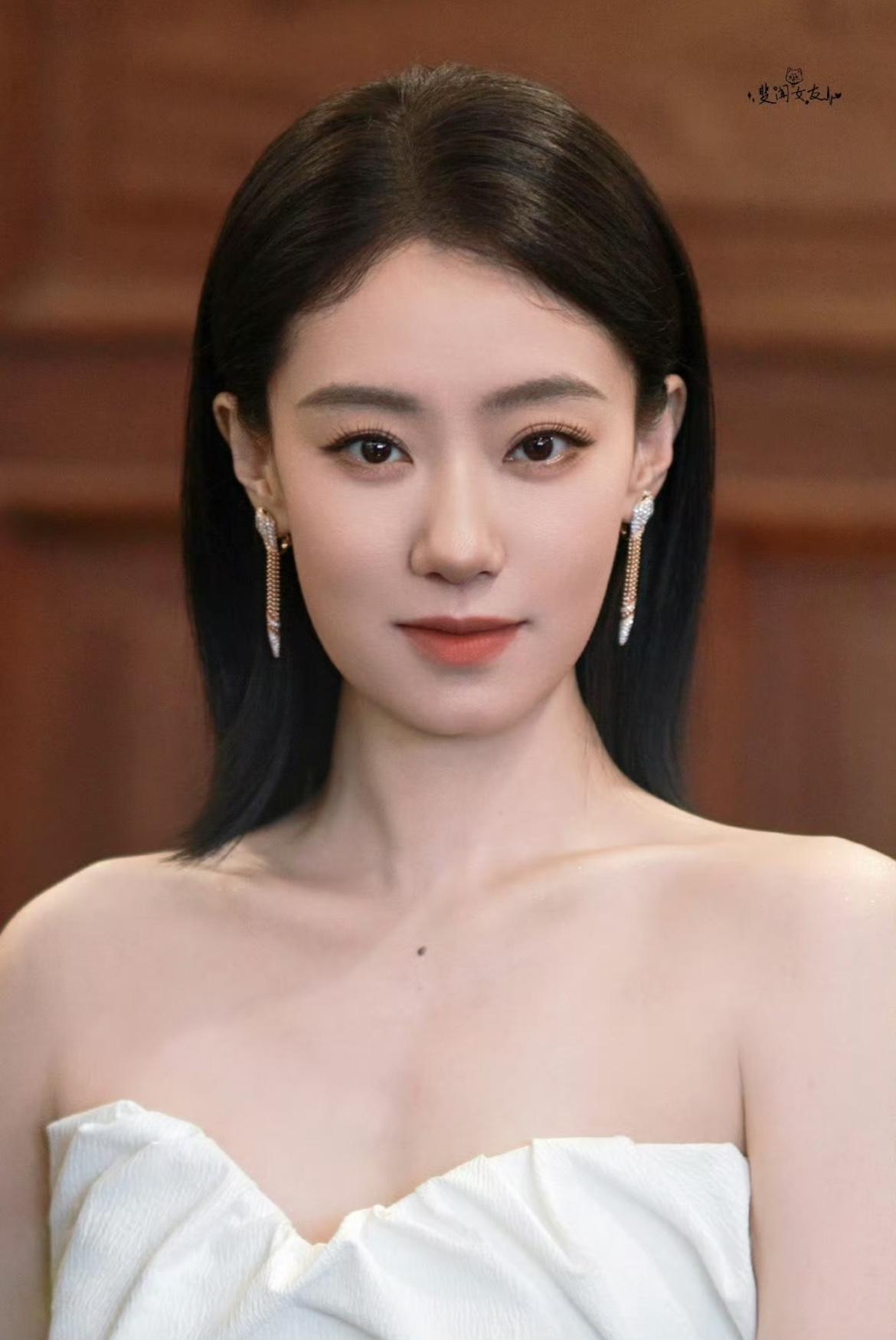 张小斐有一个很明显的缺点如果她一直改不掉的话估计以后是要吃很大的亏了，那就是