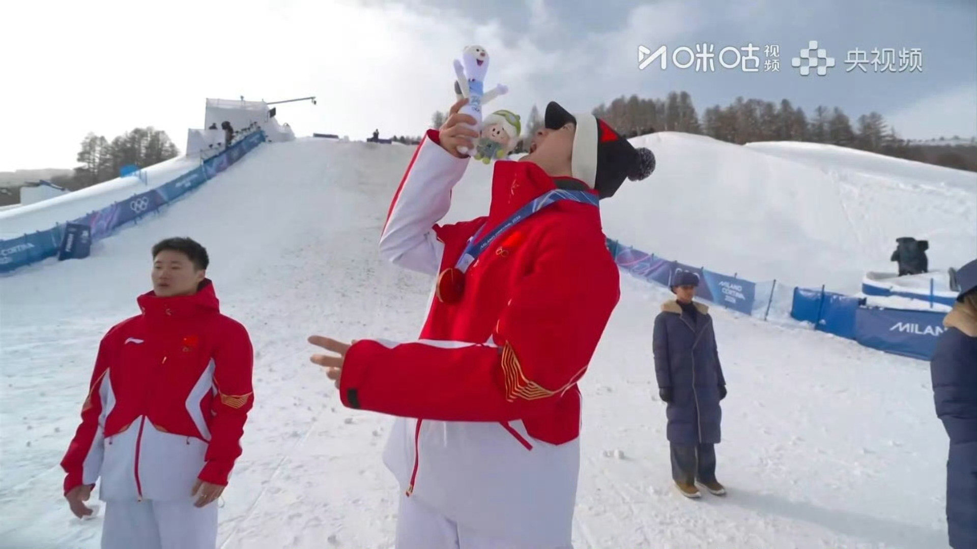 李天马快乐小马好心态又可可爱爱的，怎么能不喜欢呢在自由式滑雪男子空中技巧颁奖仪式