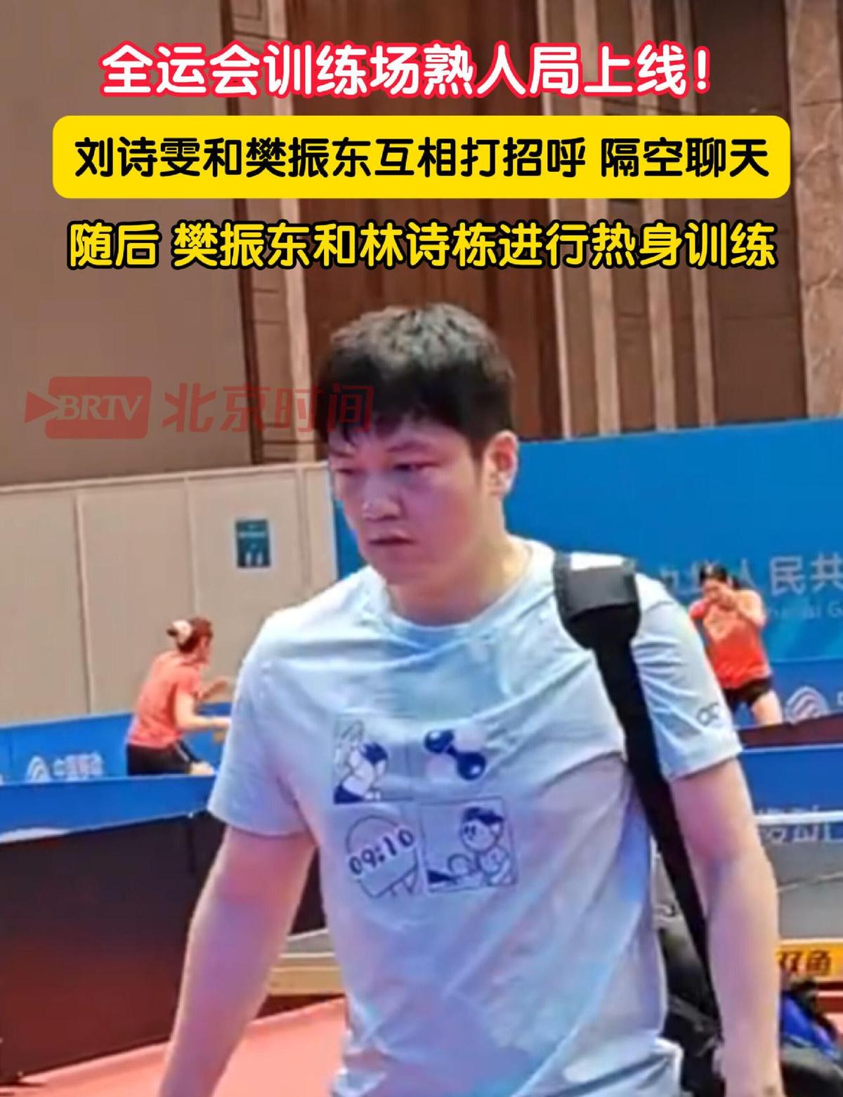 小胖回来了，队里炸了锅。好久没见，一进门就有人喊“小胖”，他笑得跟小时候一样。