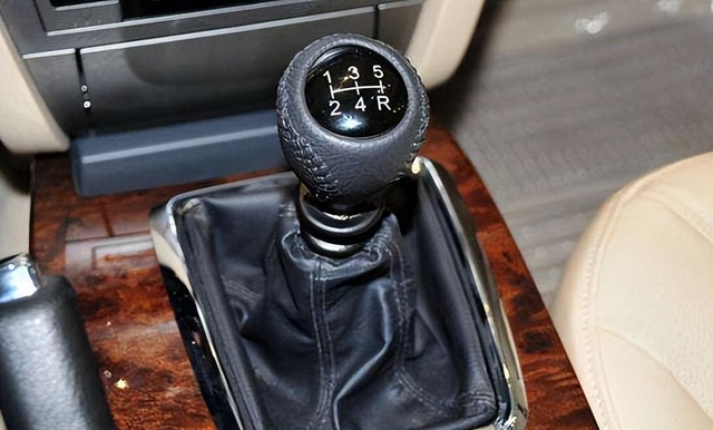 现阶段我依然选择手动挡轿车未来肯定都是新能源作为动力驱动汽车，汽油作为不可再生