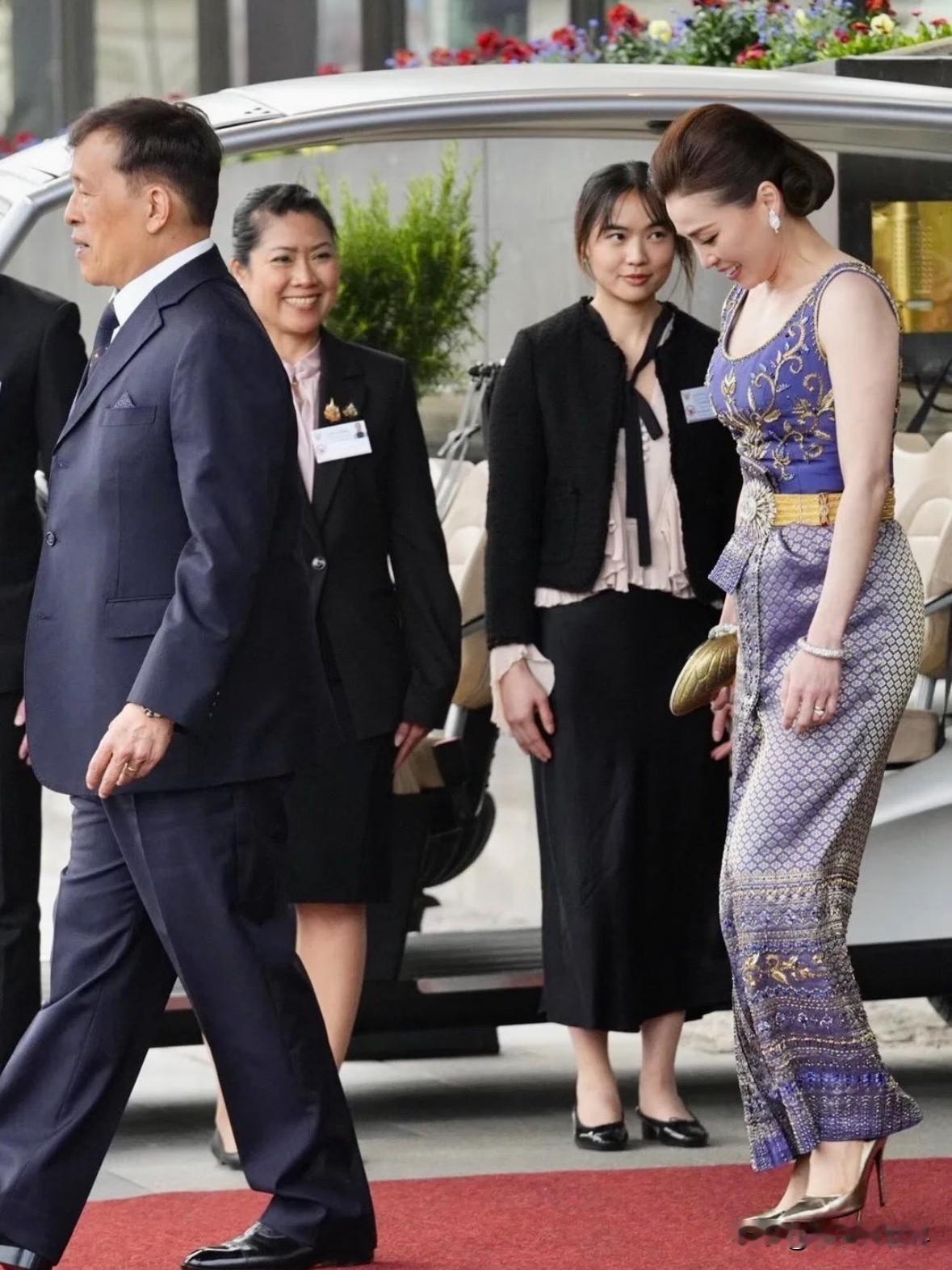 泰国王后苏提达✨紫韵泰装惊艳海外出访泰国王后苏提达这身海外公务造型，一改深色