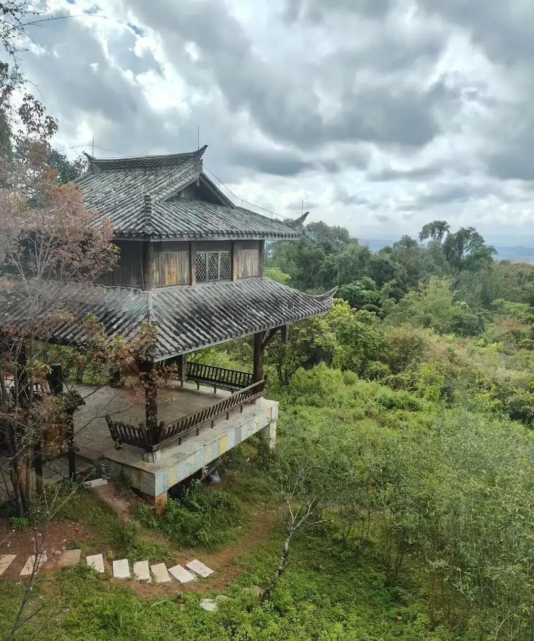 一位旅居博主在普洱住了一周，连发几条视频吐槽。茶马古道索道单程九十，套票一百五