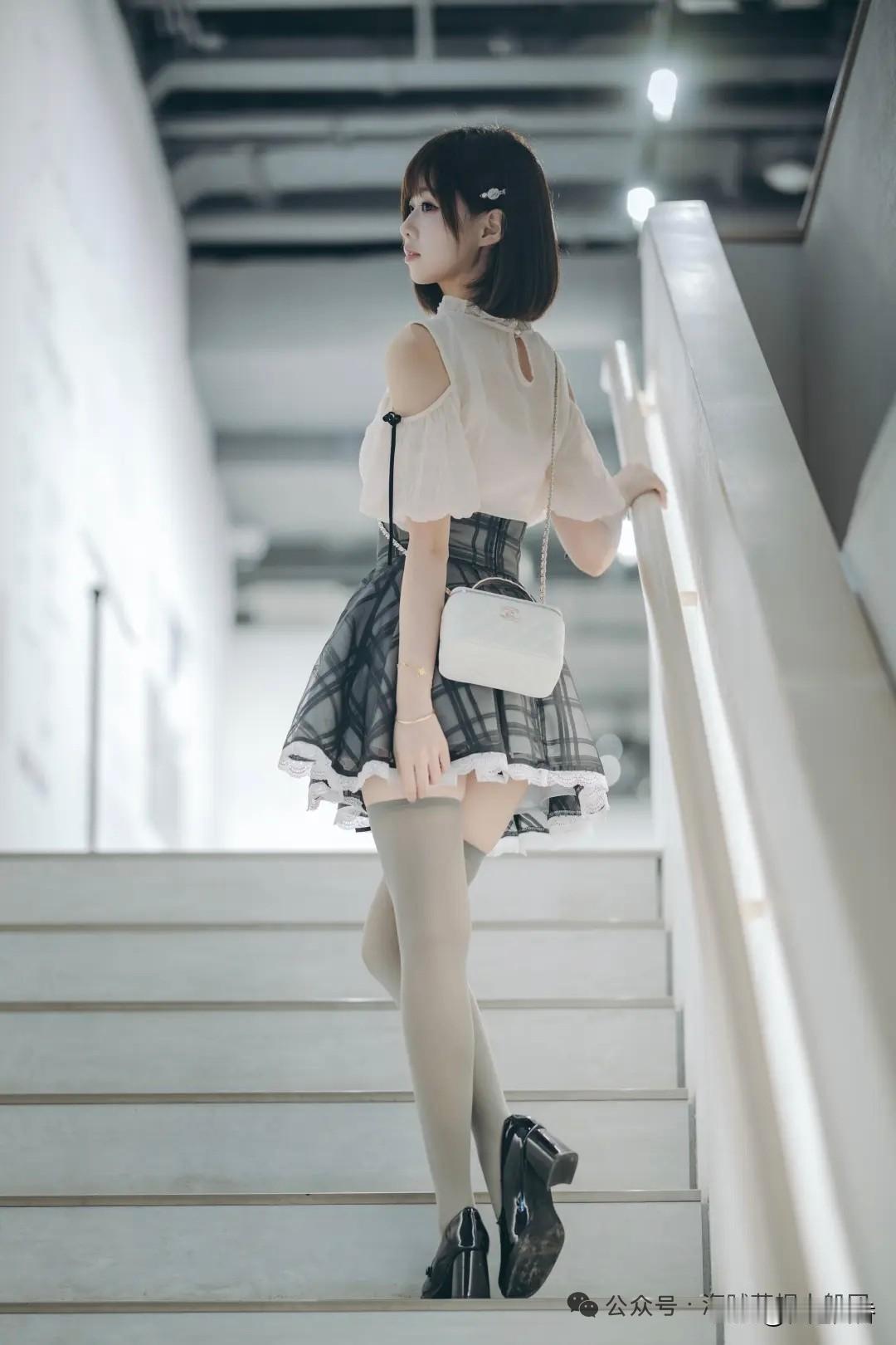优雅少女，漫步楼梯间，黑白格裙，甜美与酷炫并存