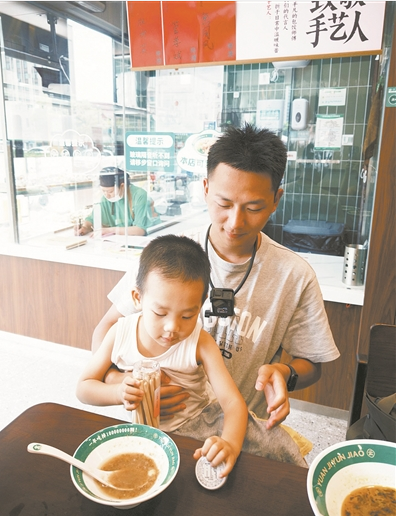 “上门遛娃”走红, 安全不能“掉线” | 新京报快评