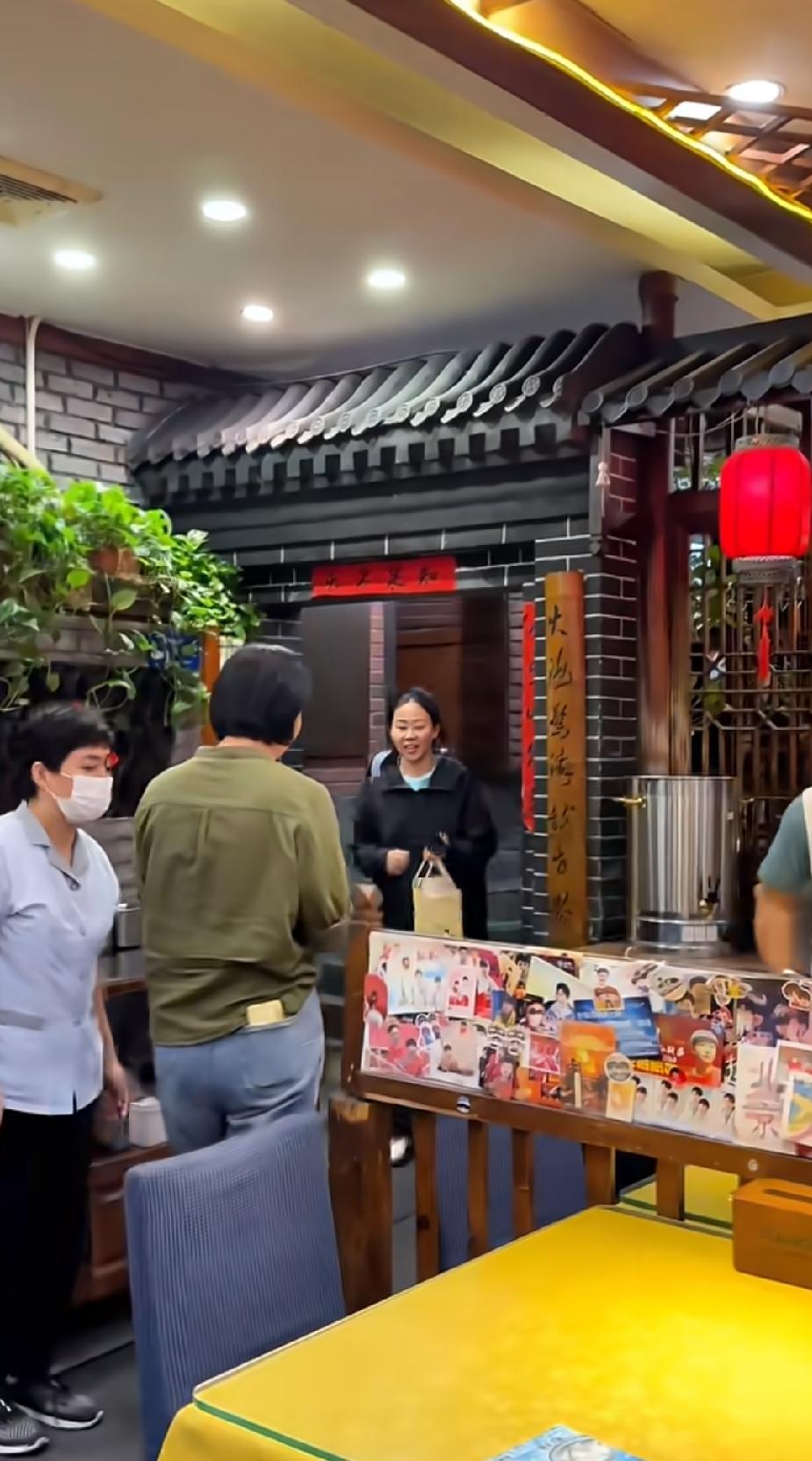 餐厅偶遇陈幸同，太惊喜啦🥰网友在玉桥餐厅吃饭，意外偶遇陈幸同。一身休闲