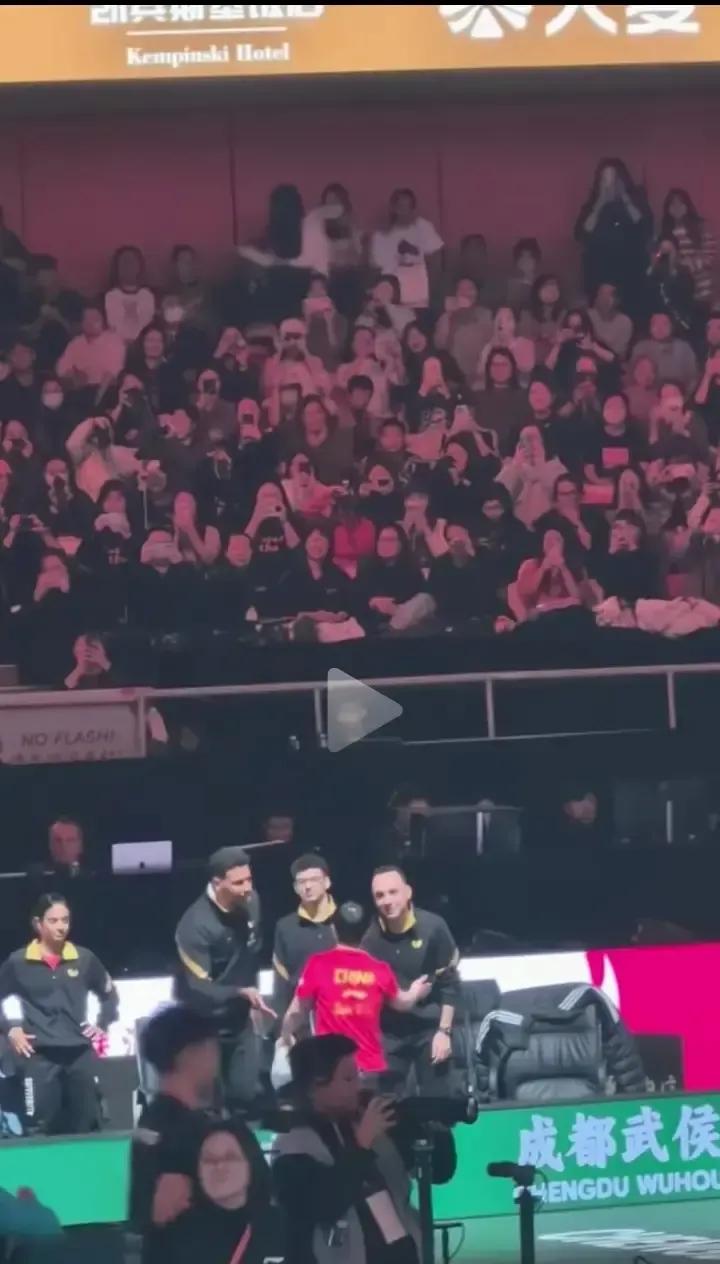 莎莎刚把球拍塞进拍套，埃及小哥就冲她咧开大白牙，双手合十先鞠一下才伸手。我盯着