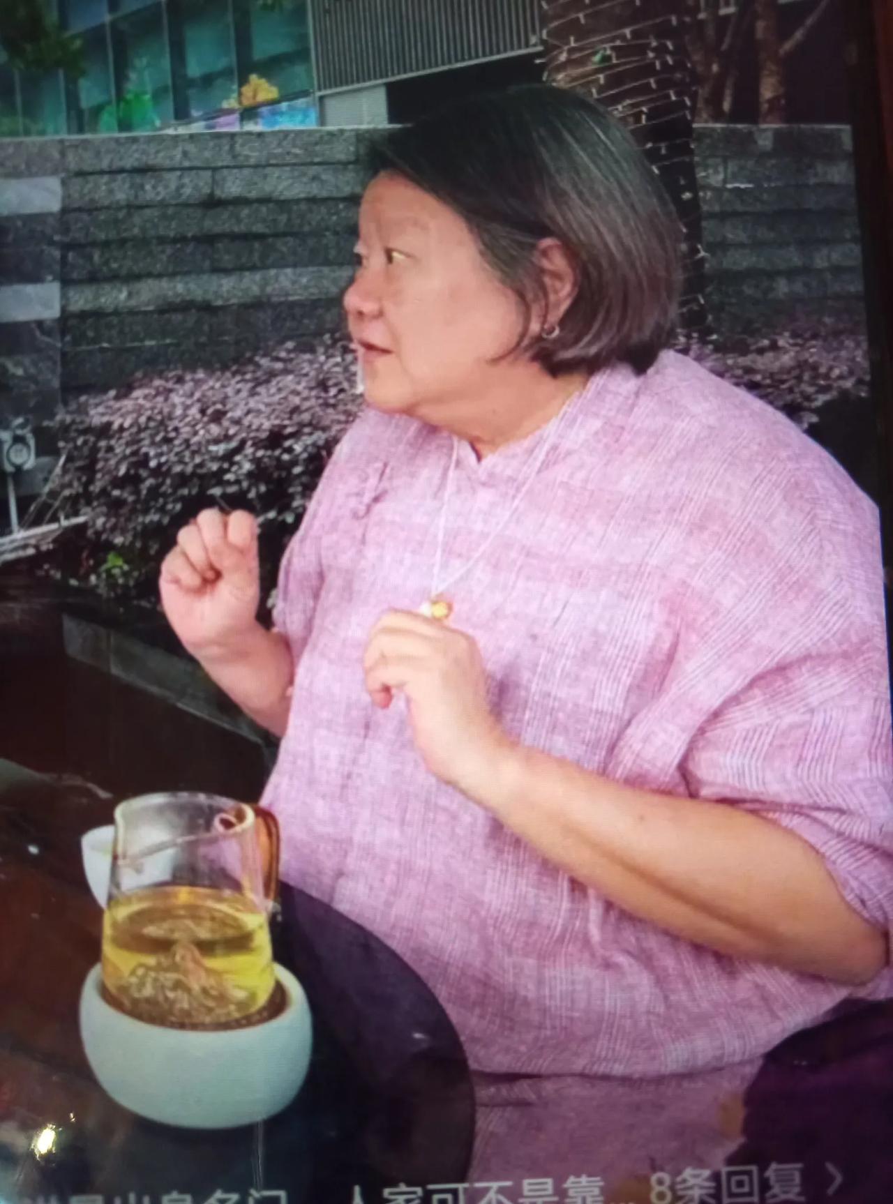 洪晃与好友出行喝茶，穿着这显老显肥的麻布衣，这要是亲妈怎么都让她换个，精神点的出