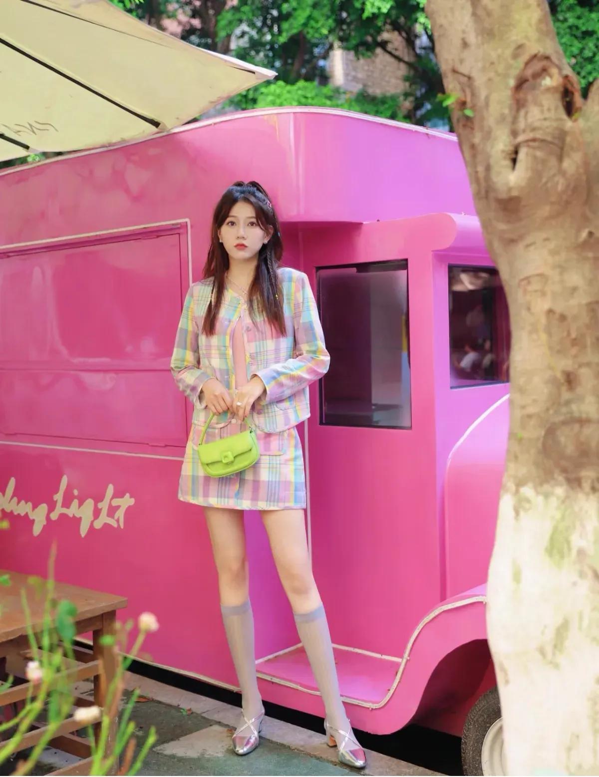 这套穿搭是甜酷元气的马卡龙格纹风，把柔和撞色与少女细节融合。粉彩色格纹套装自带甜