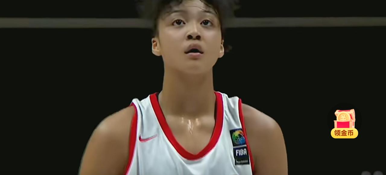 中国U16女篮的李安妮是颗耀眼新星。她出生于2010年11月，未满15岁身高就达