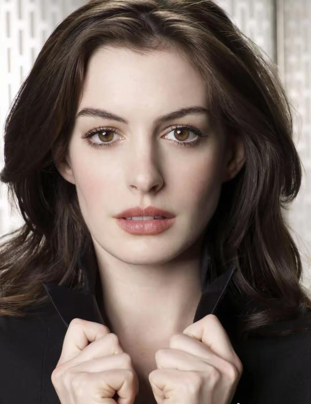 安妮海瑟薇，糊涂侦探，这已经差不多是20年前的照片啦！