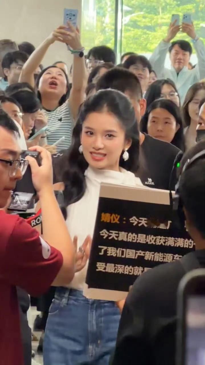 张婧仪线下活动路透，今天是高颅顶商务风，路人镜头下有这个骨相