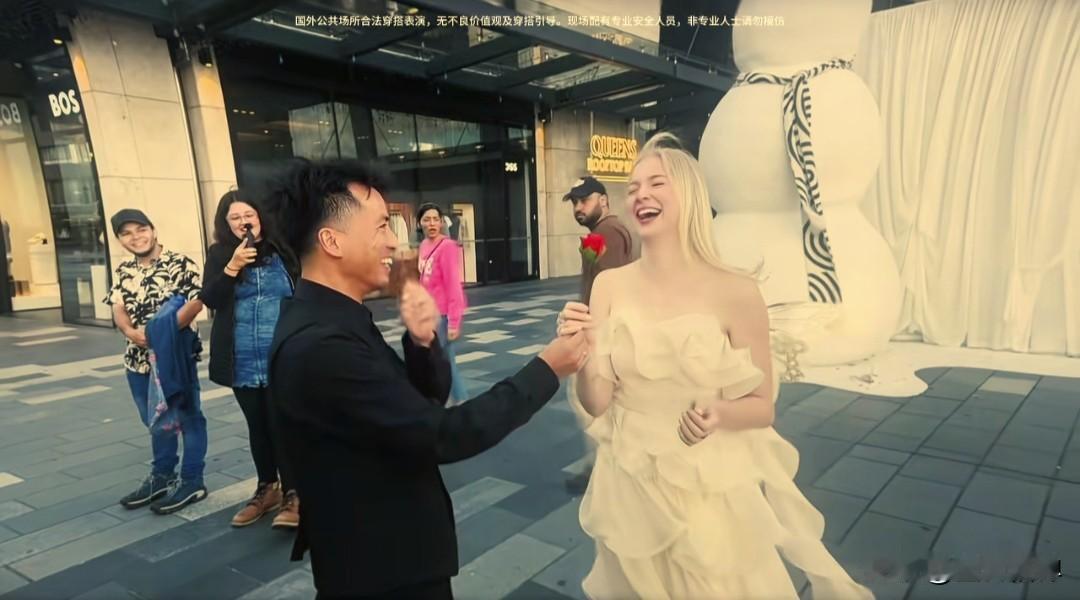 贵州小伙被黑中介骗到新西兰，靠喷火撩遍洋妞，网友：这才是文化输出的天花板。谁