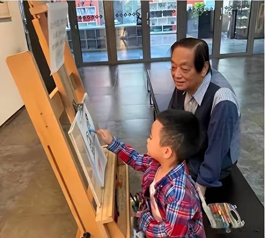 我参加交大研究生毕业答辩会，午间休息时，跟几位评委(博导教授)聊天，听一个博导说