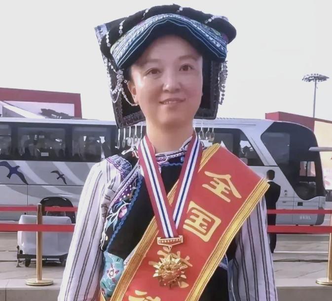 2008年，贵州一名女子为和丈夫团聚，辞掉市区高薪工作，到偏远山村开诊所，两月后