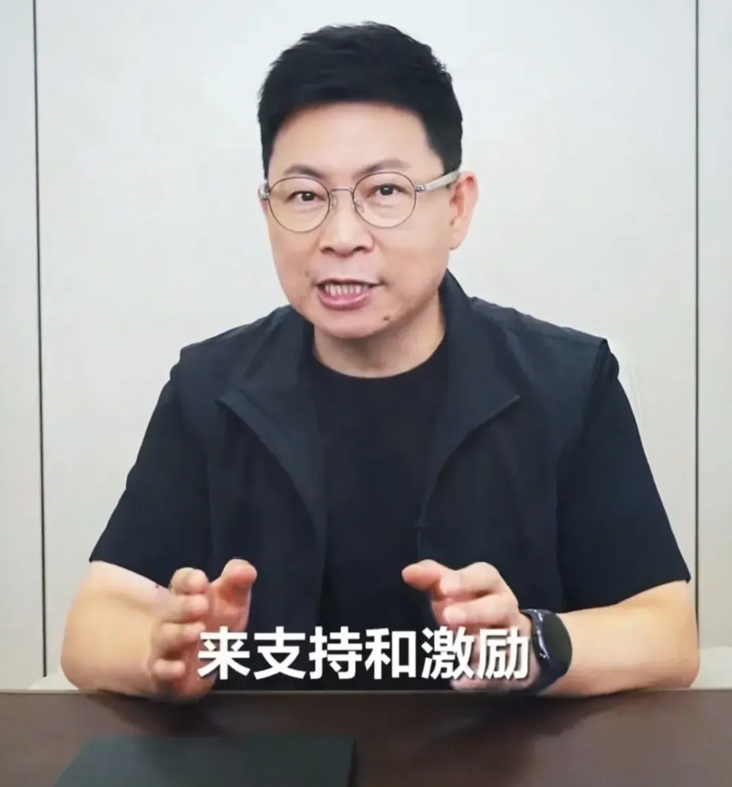 余承东怒斥水军抹黑：鸿蒙怎么可能回退？今年新发布的旗舰手机全部是鸿蒙5.0版本，